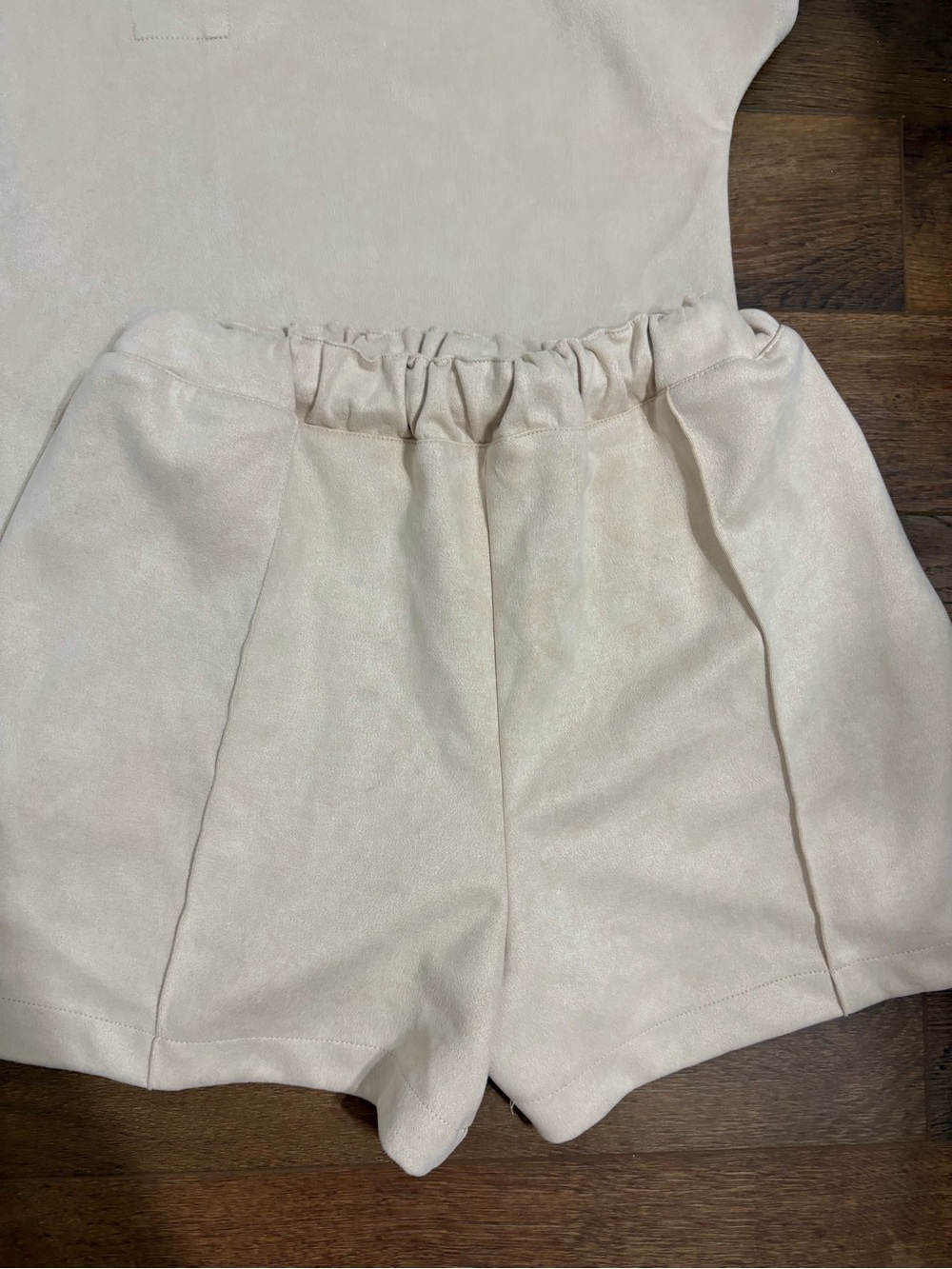 THML Women’s Faux Suede 2 Piece Short Set Ruffle Mock Neck Top & Shorts Size L - Picture 4 of 9